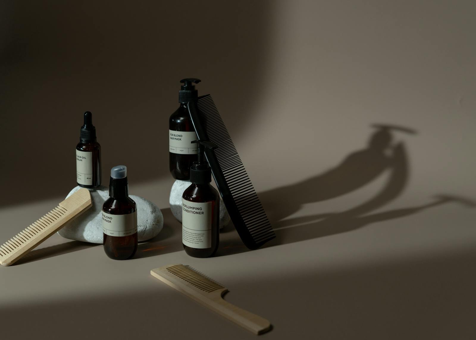 Sobre Centro Belleza Dara - Minimalist display of beauty products, combs, and natural elements on a neutral background.