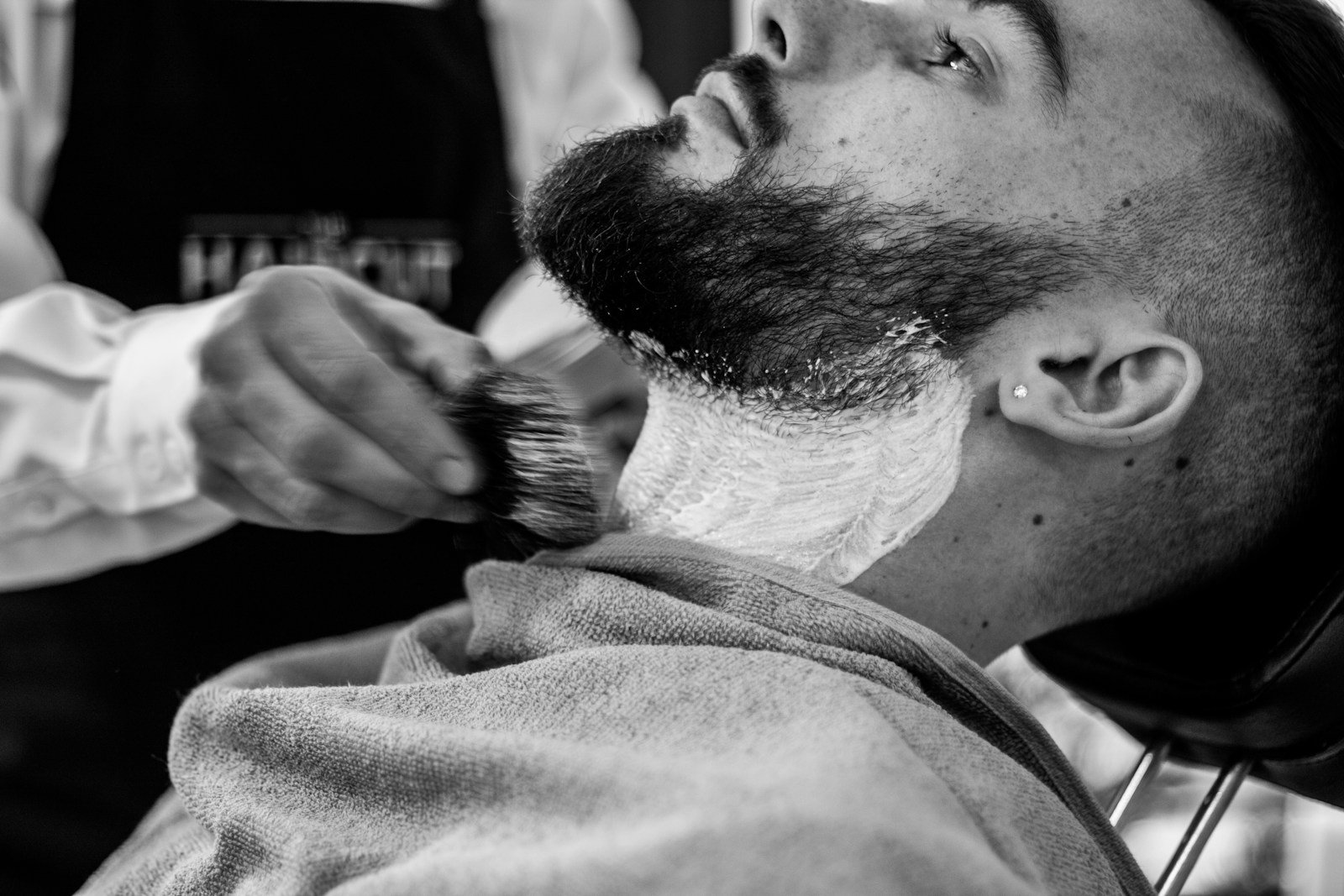 Sobre Centro Belleza Dara - grayscale photo of man shaving his beard